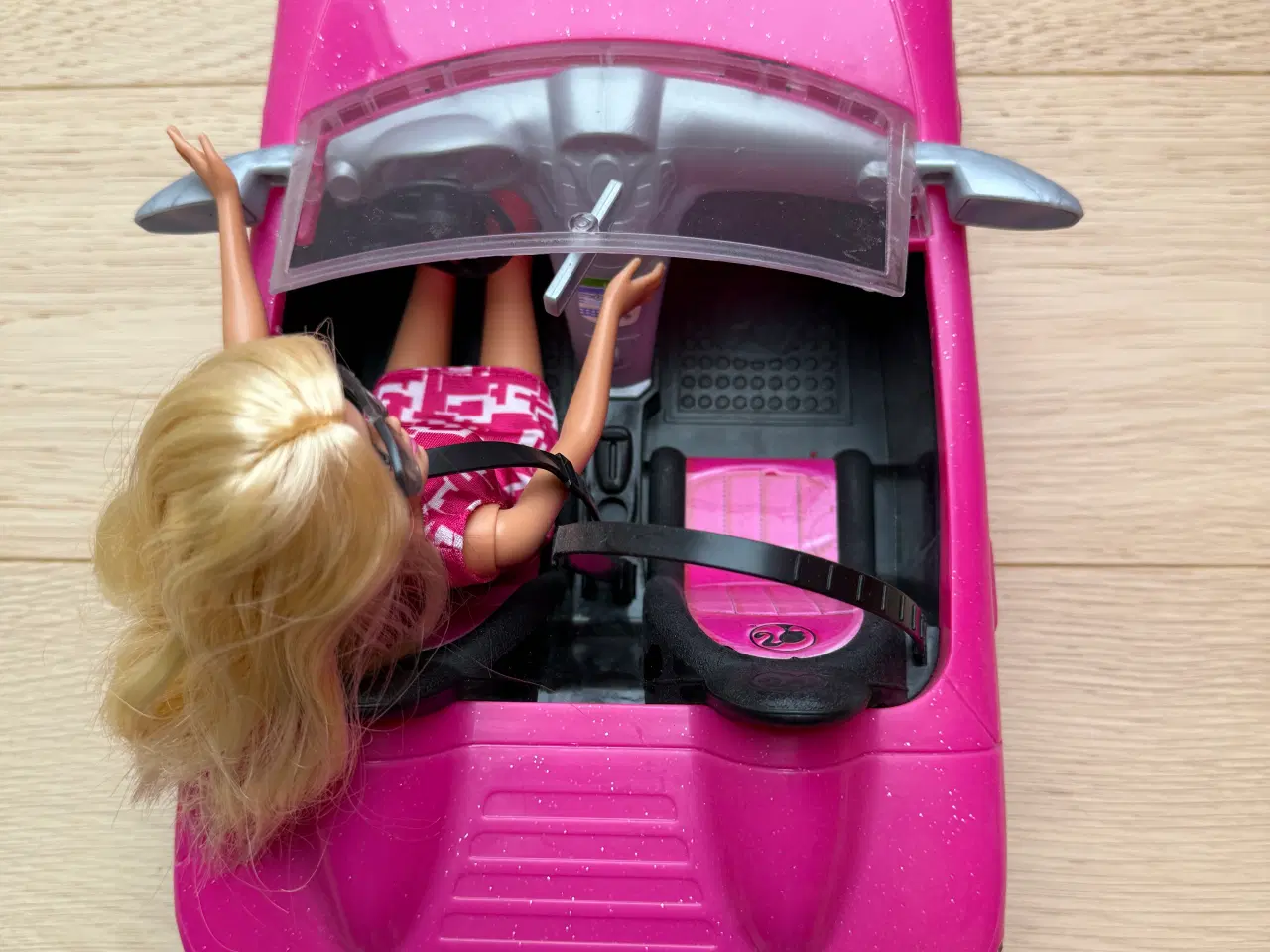Billede 5 - Barbie med pink bil