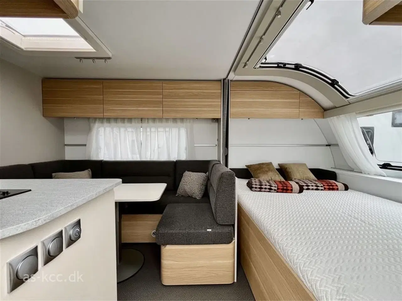 Billede 4 - 2023 - Adria Adora 573 PT Adria Adora 573 PT årg 2023, 7 sovepladser, 5 siddepladser. Dobbeltseng og rundsiddegruppe samt 3 køjer, mikroovn