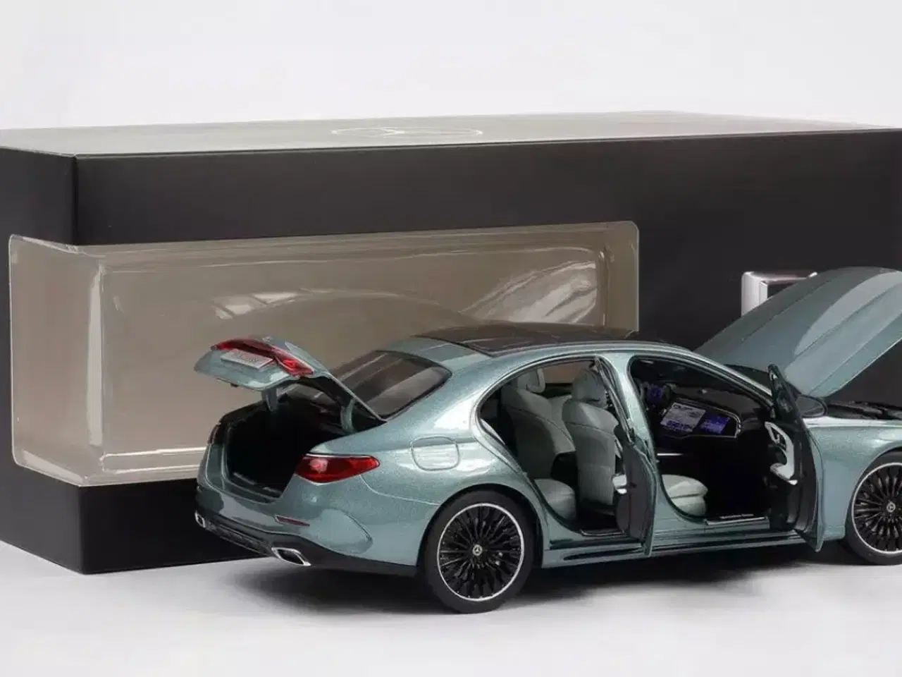 Billede 6 - 1:18 Mercedes E-Class W214 2024