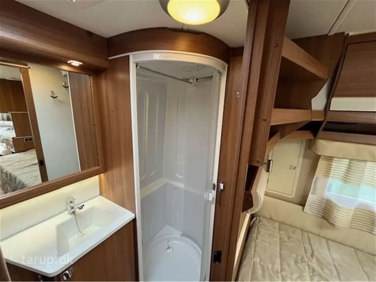 Billede 18 - 2014 - Kabe Royal 590 ETDL KS   Fortelt: Isabella Nordic 300, Truma XT mover, skind i siddegruppe, lysskinne, ALDE varme, vand båren gulvvarme, rundsiddegruppe, enkeltsenge