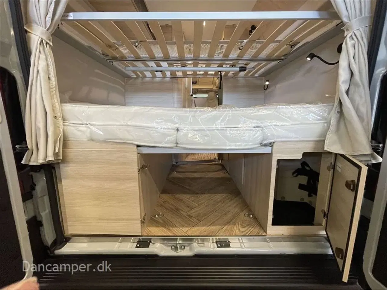 Billede 25 - 2024 - Chausson V594 Max   Flot nyt design - 5 sovepladser - van med to dobbeltsenge på tværs i køjesystem. 2,2, L motor , 140 HK, articpakke, solcelle og markise m.m.