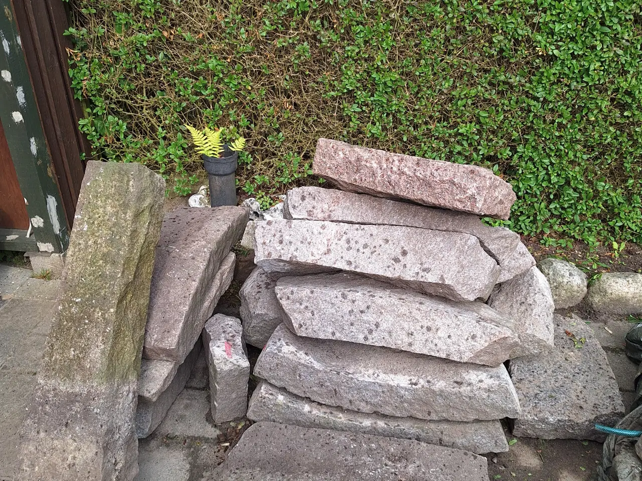 Billede 1 - Kantsten & Piedestal i granit
