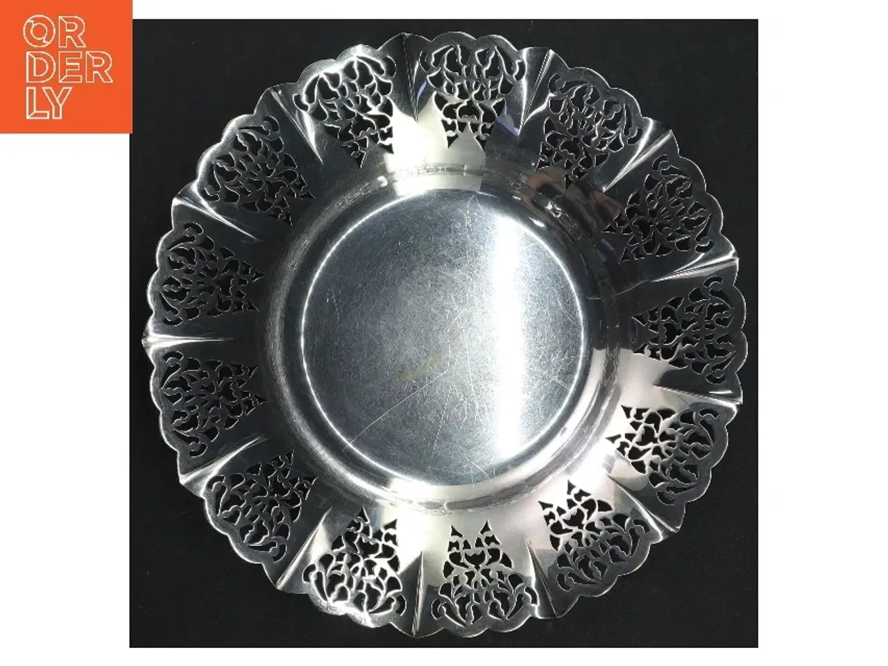 Billede 1 - Sølvfarvet frugtskål med udskæringer (str. 21,5x4,5 cm)