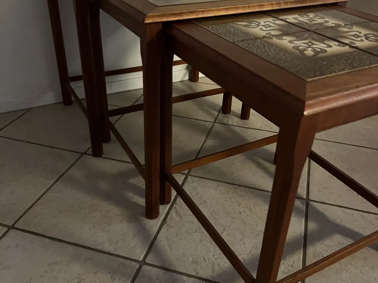 Billede 3 - Træborde med fliseplade