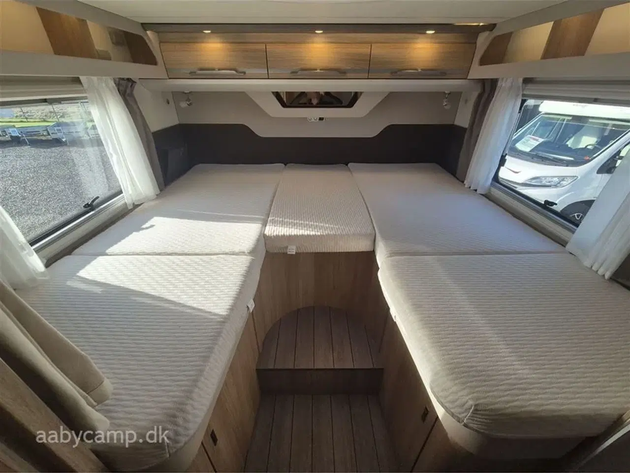 Billede 20 - 2018 - Knaus Sky I 700 LEG   Automatgear. markise. 2x batterier. 2x solceller. Dometic A/C. Elektrisk indgangstrin. Dellæder.