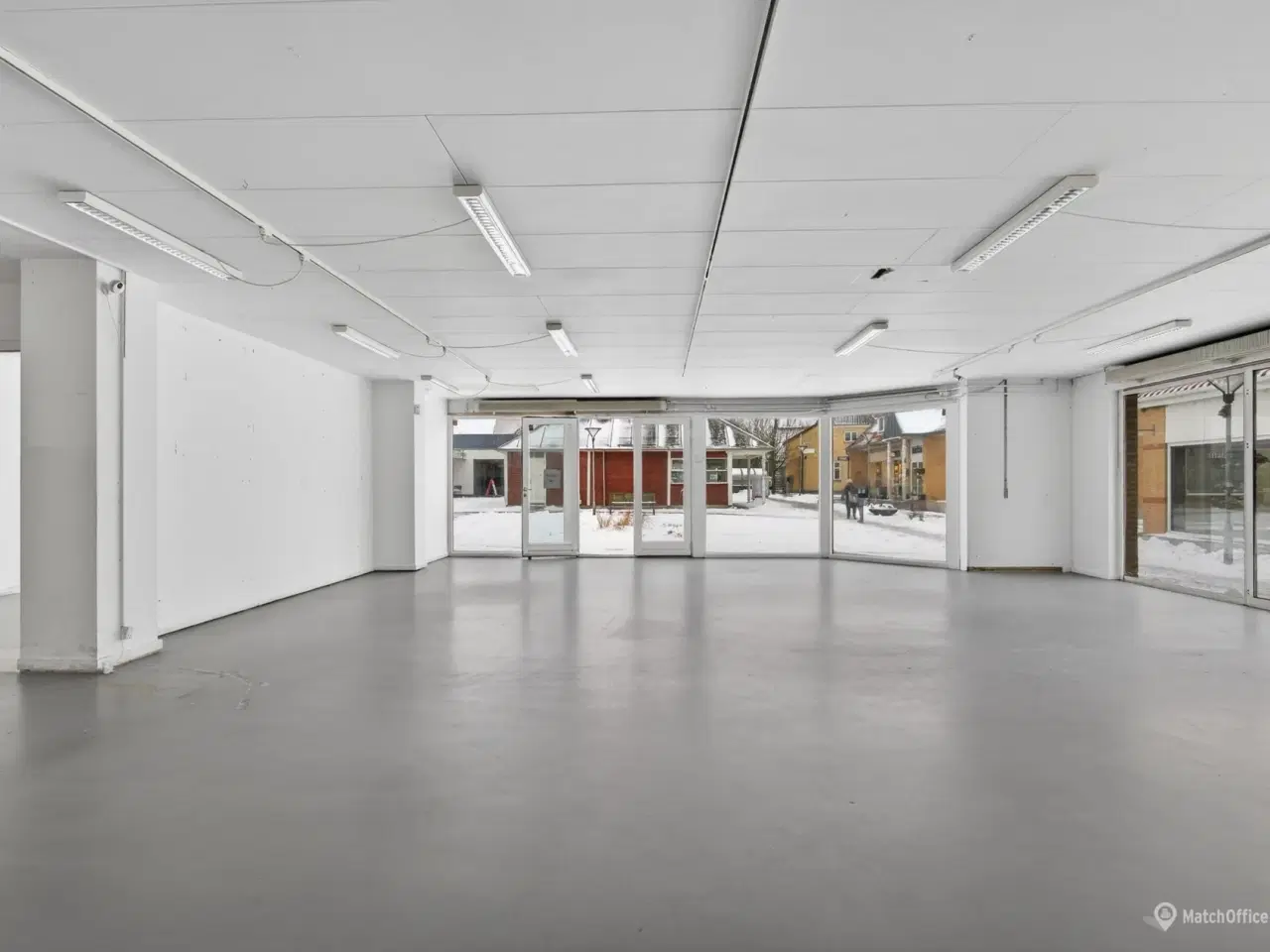 Billede 3 - Særdeles synligt butikslokale med store facadevinduer på hjørneplacering