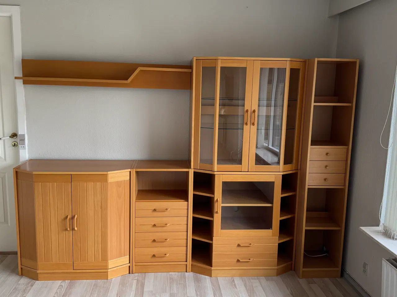 Billede 1 - Reol i lyst træ