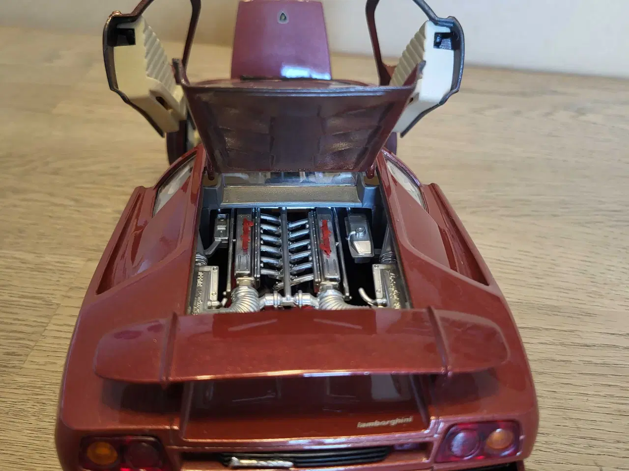 Billede 6 - Modelbil: Lamborghini Diablo 1990.  Skala 1/18.