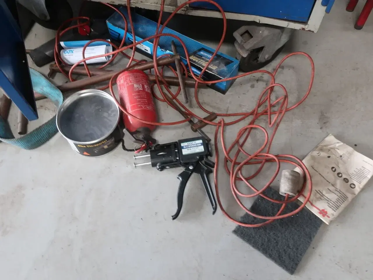 Billede 8 - Værkstedsvogn samt skab med indhold