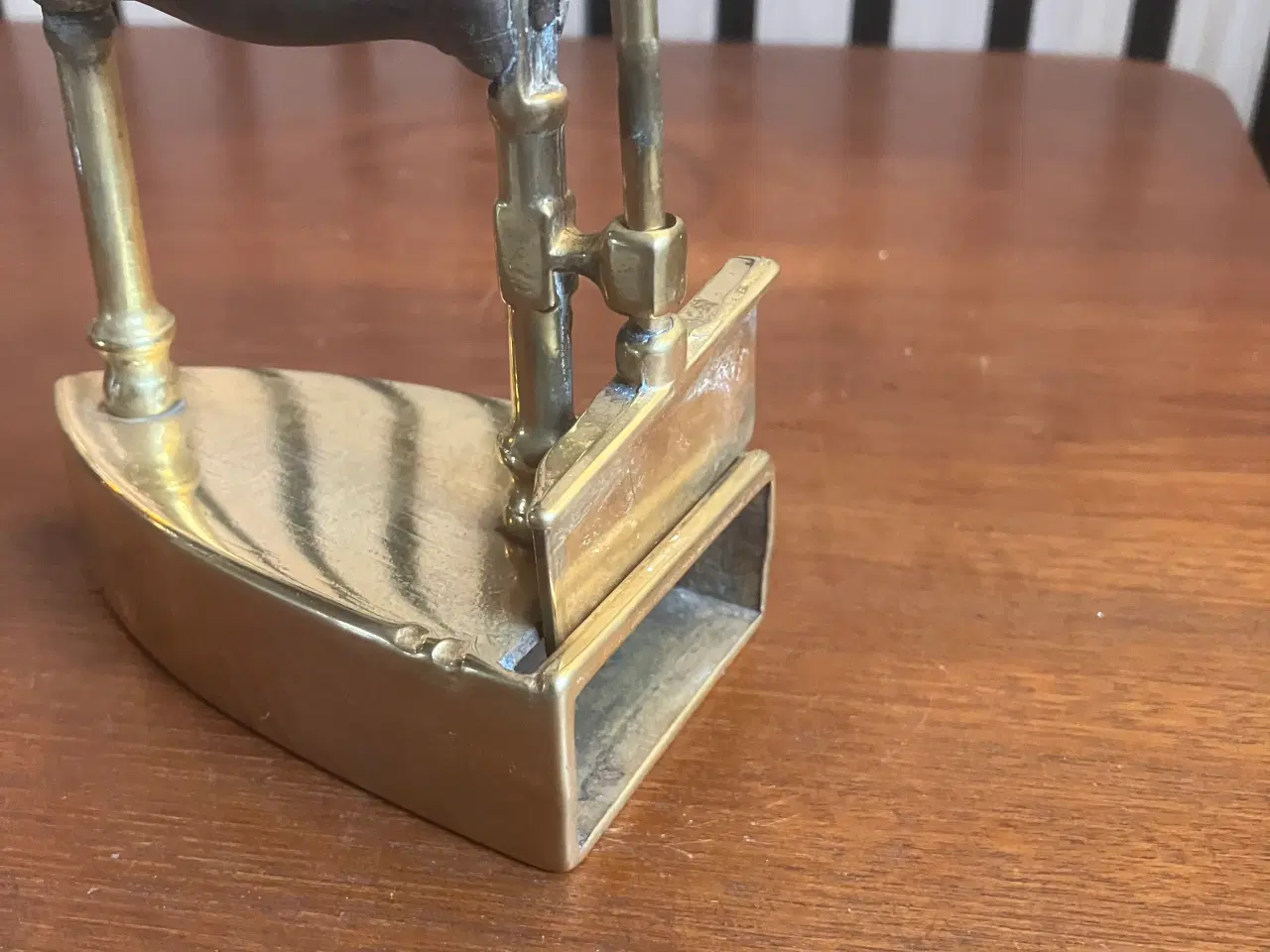 Billede 5 - Antikt strygejern i messing med håndtag af træ.
