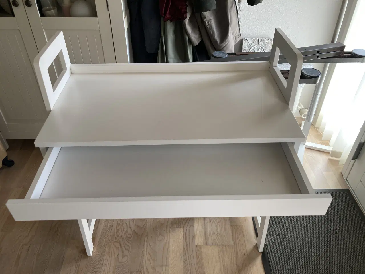 Billede 2 - Hvidt Skrive/sminkebord