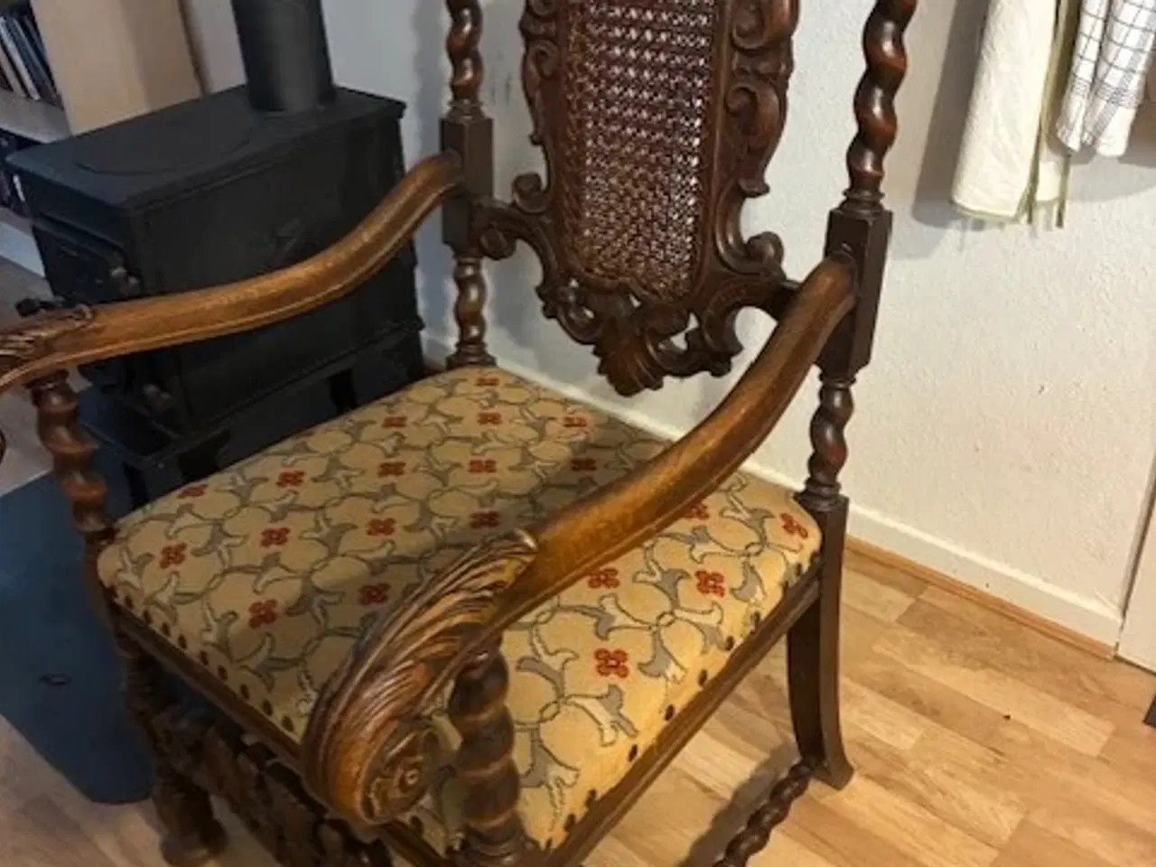 Billede 1 - Antik armstol i eg