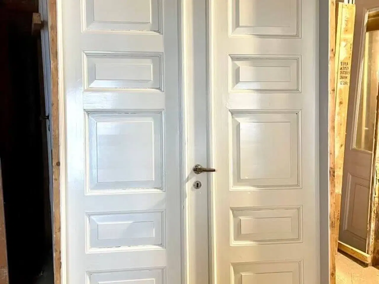 Billede 2 - Smuk, dobbelt fløjdør med karm