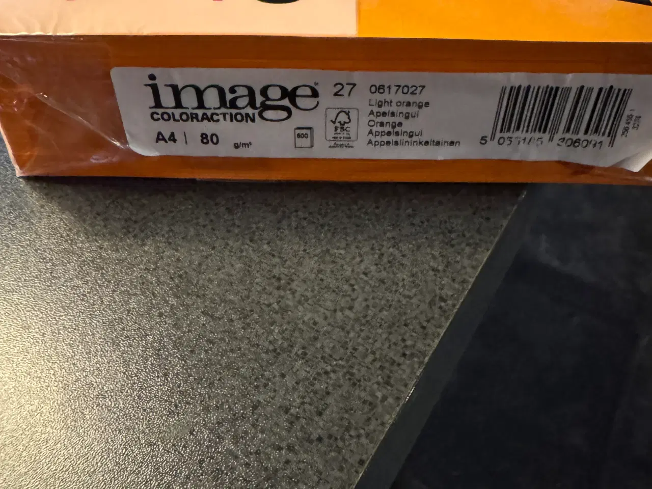 Billede 2 - Farvet kopi papir samt tegnet skriveblok