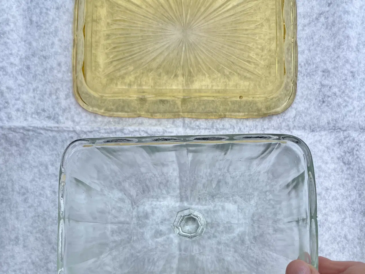 Billede 4 - Smuk vintage osteklokke / smørboks i glas. 