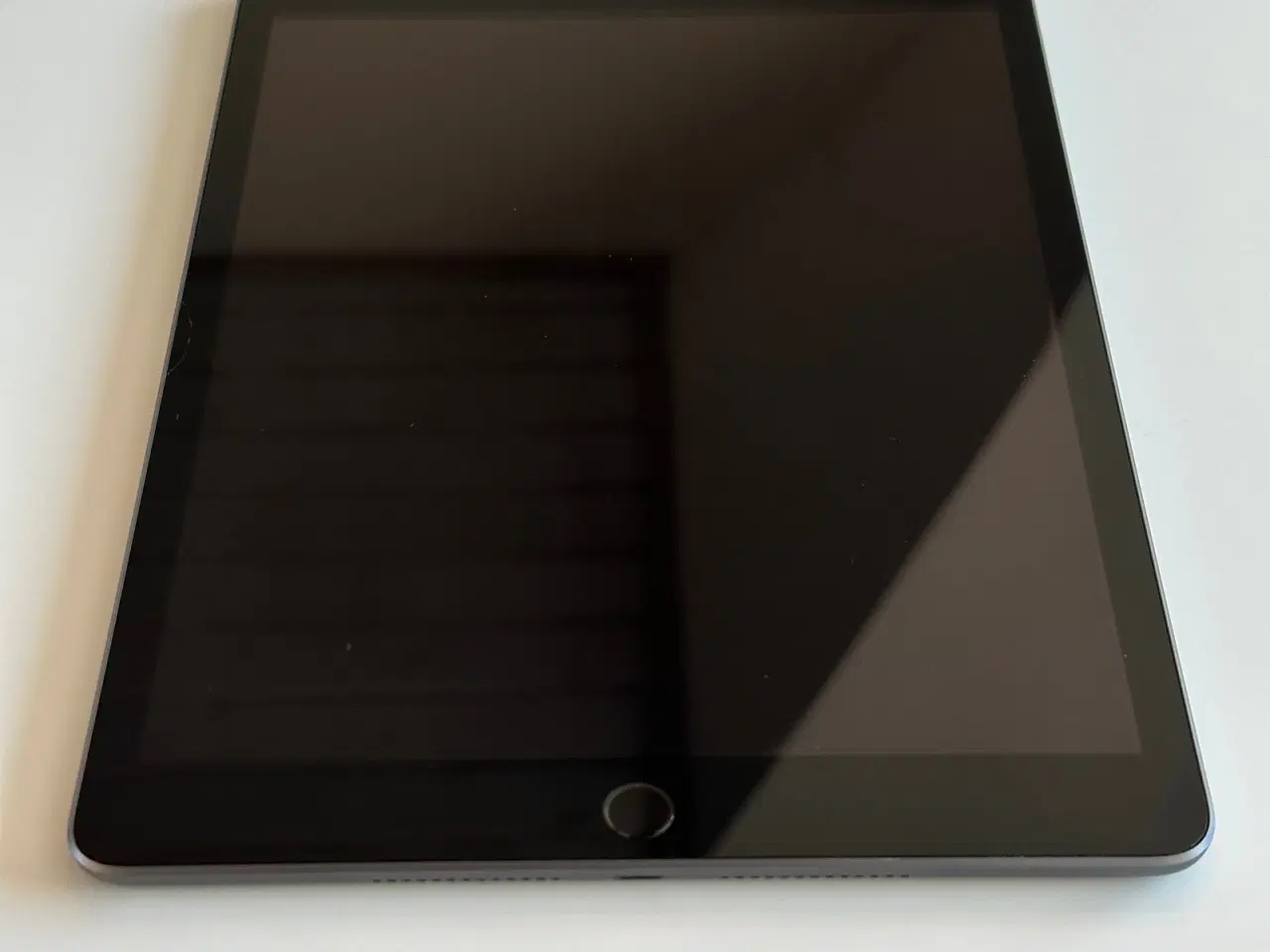 Billede 4 - iPad 8. gen - 128GB - Space Gray – Står flot