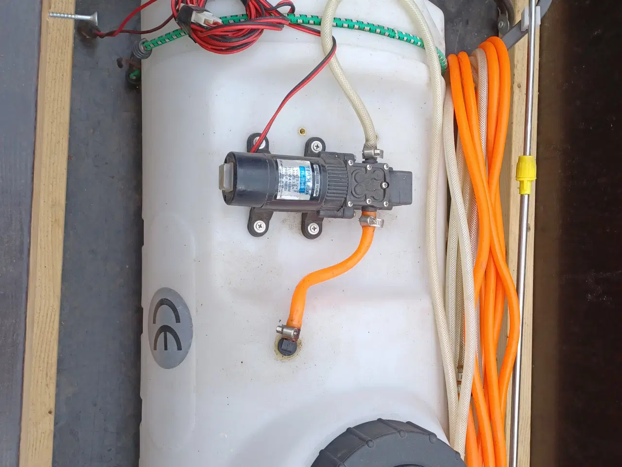 Billede 2 - 50 l tank med slange,lanse og pumpe