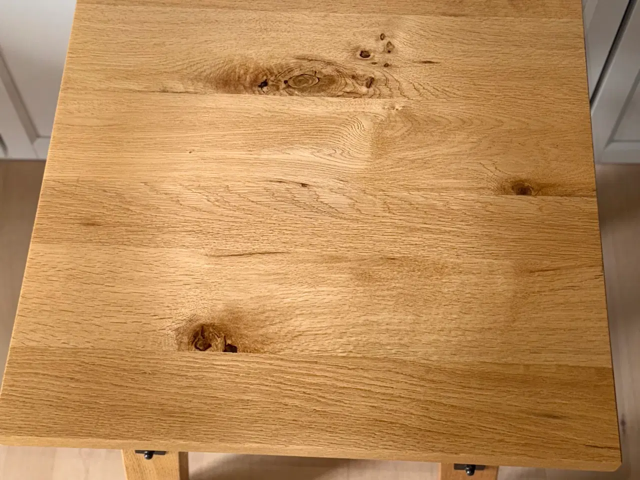 Billede 2 - Massivt egetræsbord – 50 x 50 x 55 cm