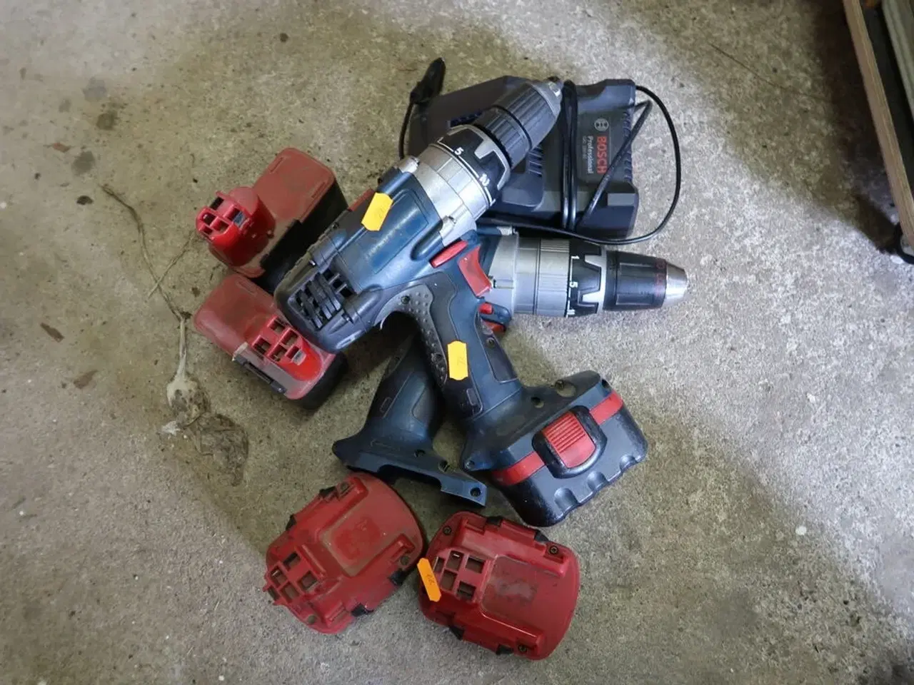 Billede 2 - 2 stk. akku bore/skruemaskiner BOSCH med div. Batterier og lader