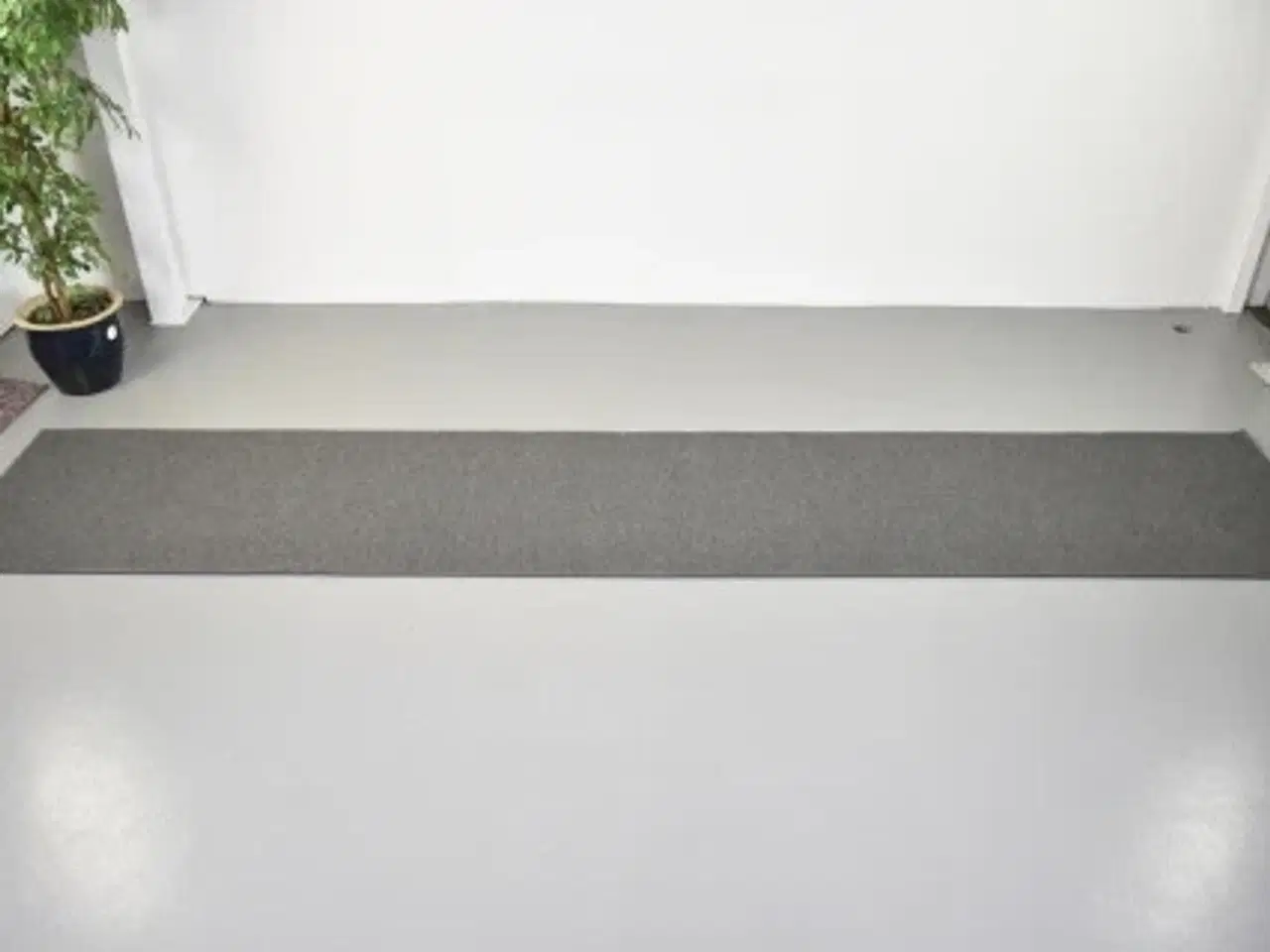 Billede 1 - Fraster gulvtæppe i grå filt
