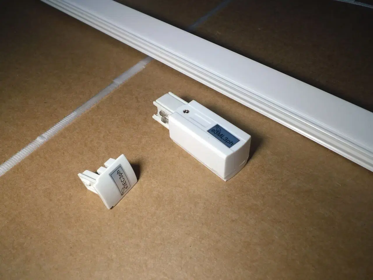 Billede 3 - 230V lysskinne 200cm hvid m/3 stk. lamper + monteringstilbehør