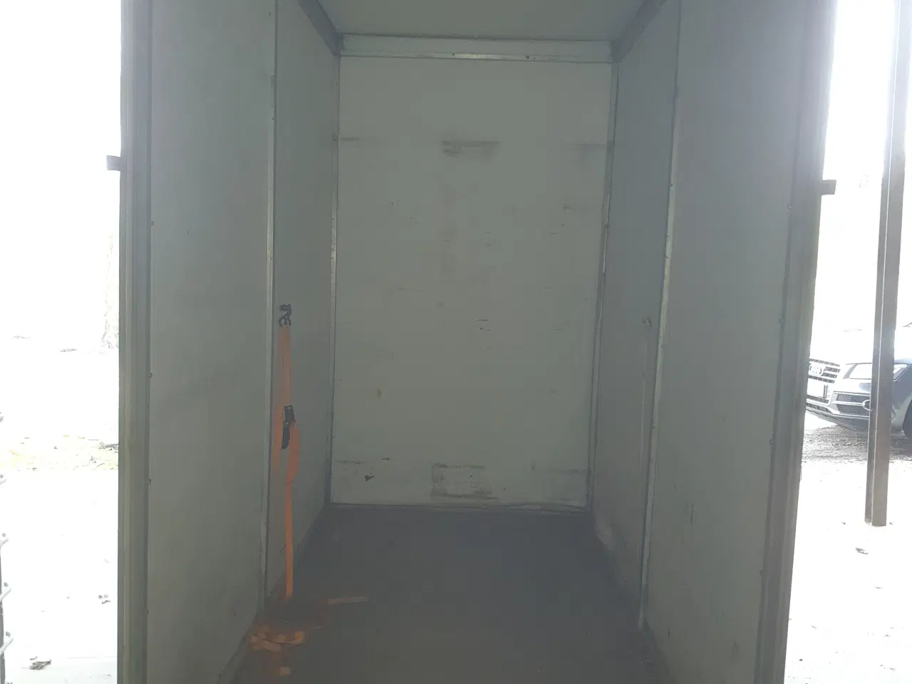 Billede 4 - Lukket høj trailer med rampe.
