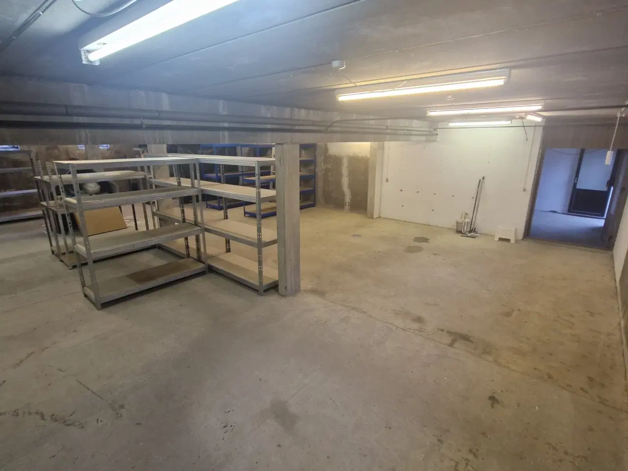 Billede 7 - Regulært lager lokale centralt i Egå.