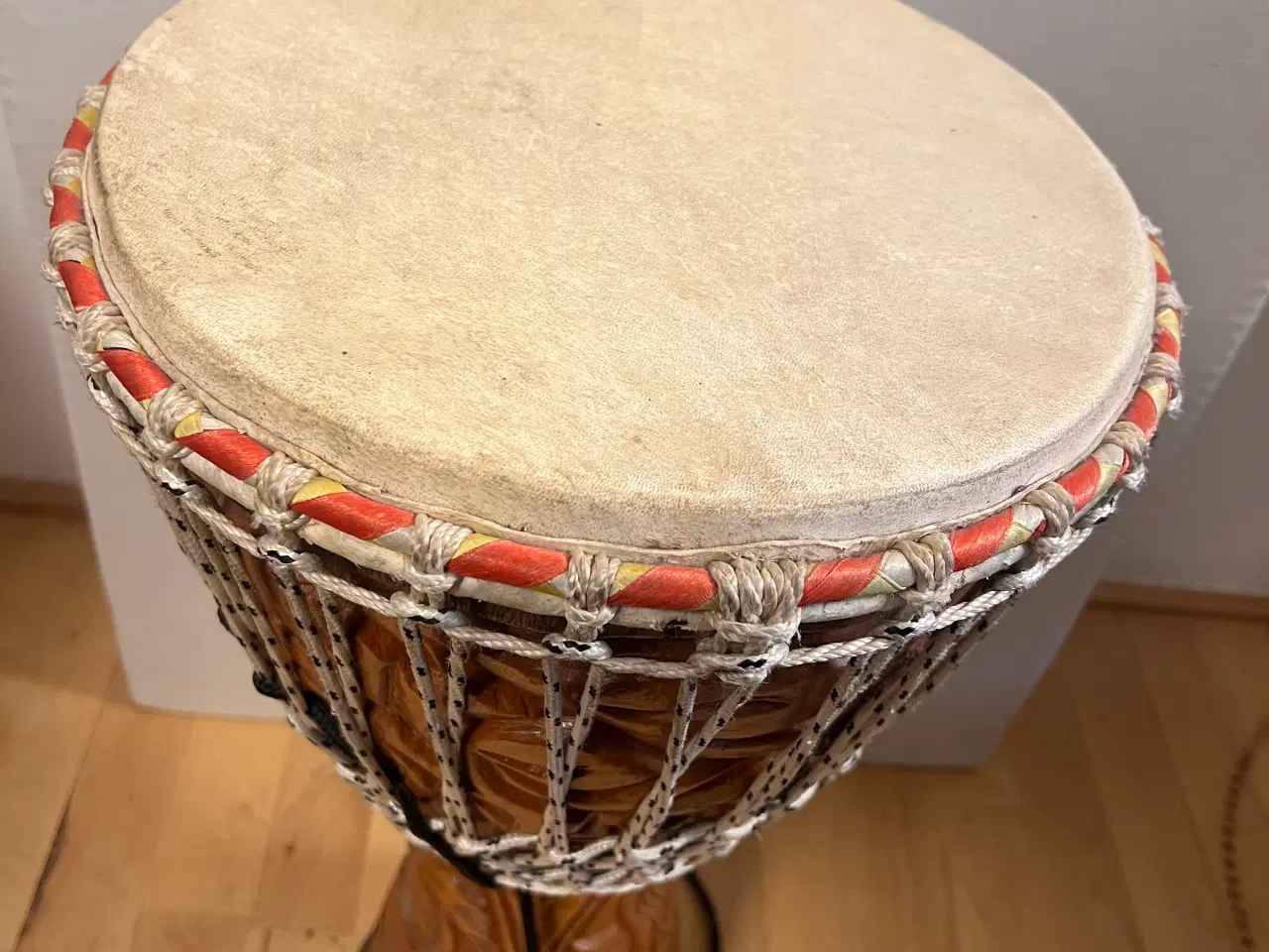 Billede 1 - Smuk djembe, håndskåret i ét stykke træ