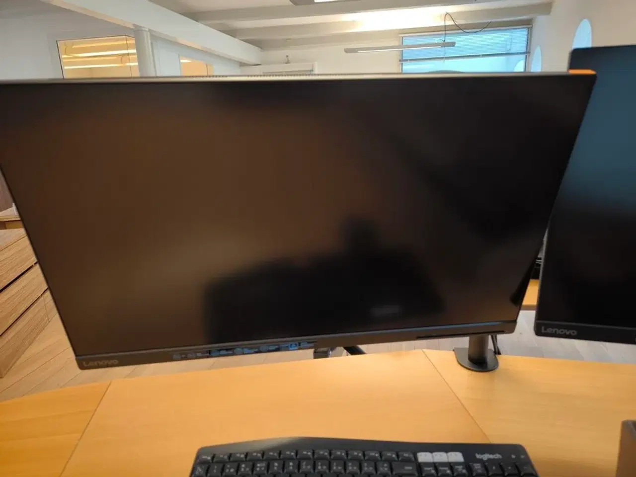 Billede 3 - 2 stk. skærme LENOVO G27Q-30 med holder, samt mus og tastatur