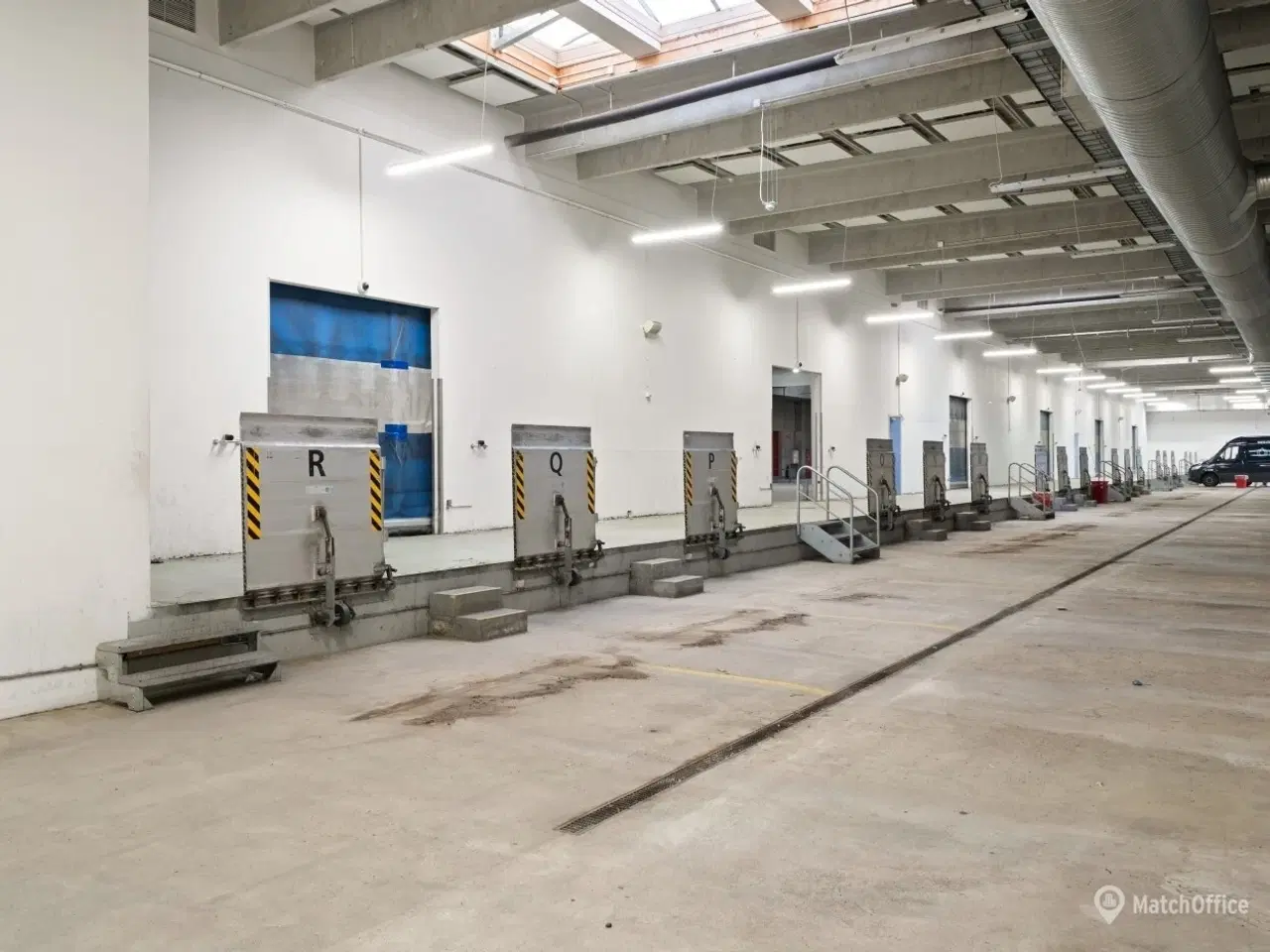 Billede 15 - Højloftet lager m. 26 porte