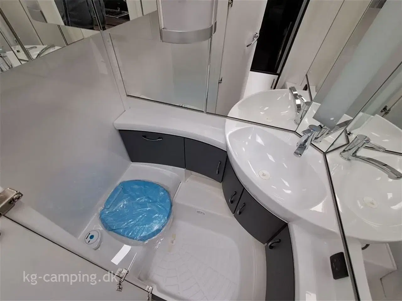 Billede 11 - 2025 - Hobby Excellent Edition 540 UFF Fritstående dobbeltseng i front samt rundsiddegruppe i bagenden .