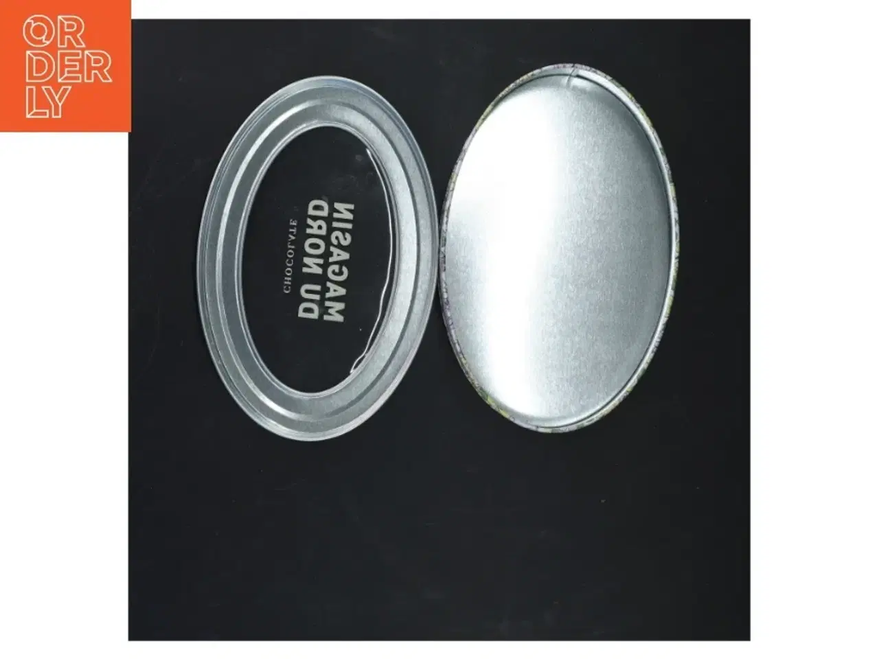 Billede 3 - Rund metal æske med blomsterprint fra Magasin du Nord (str. 18x13x4 cm)