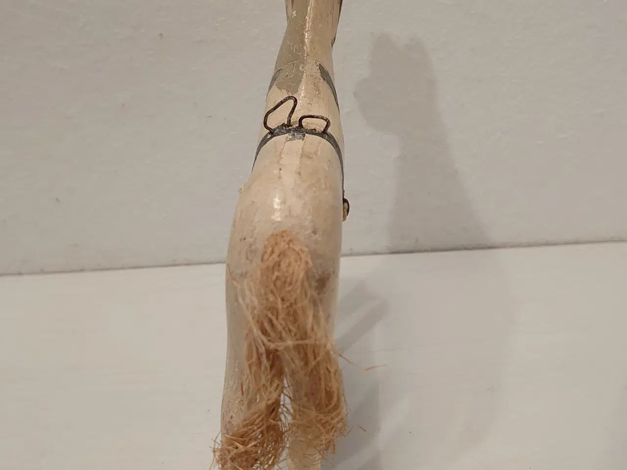Billede 4 - Fængselslegetøj: Hvid hest, L 14,5 og H 14cm.