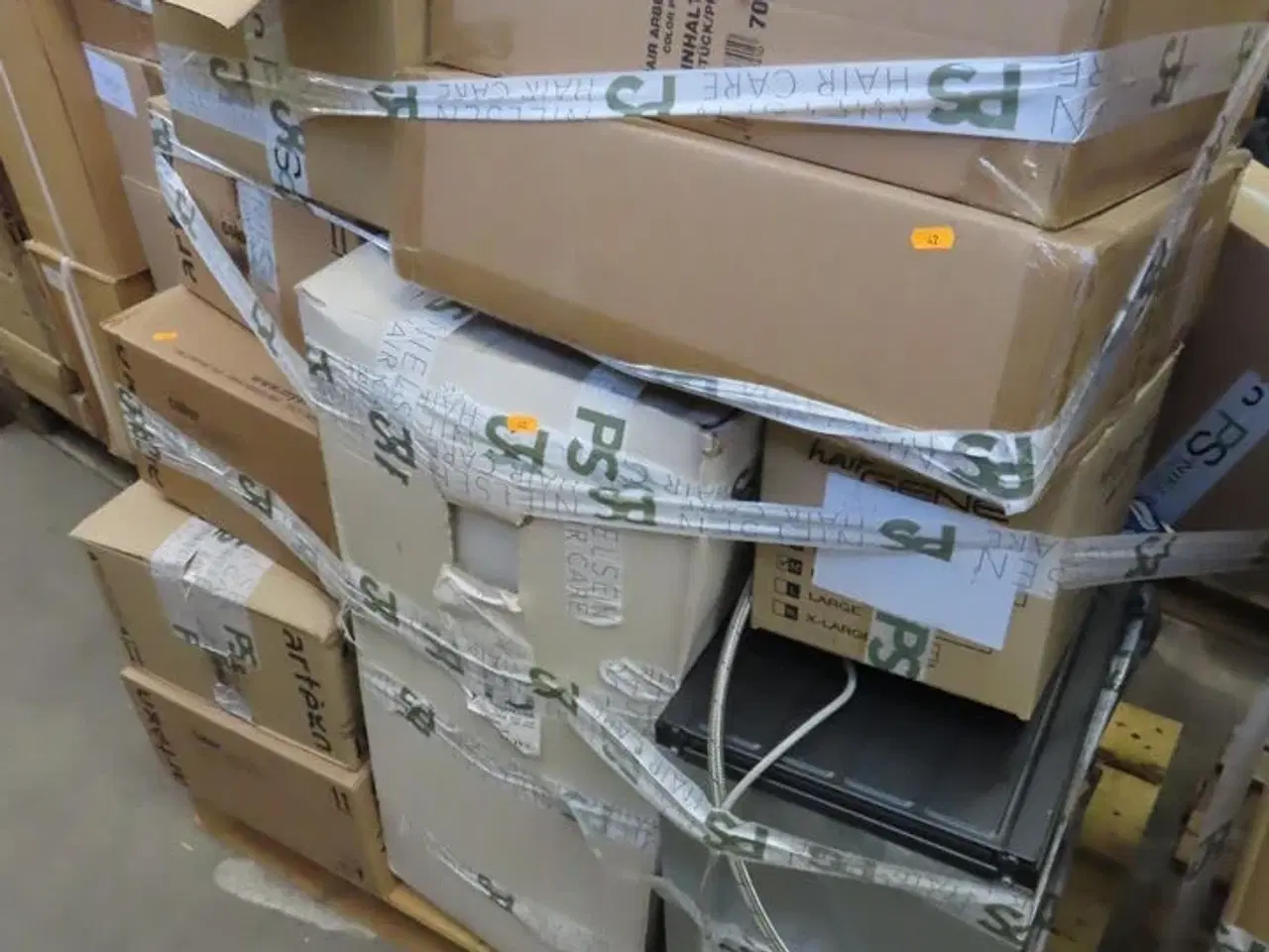 Billede 1 - Palle med Toilet, kaffemaskine og frisørprodukter