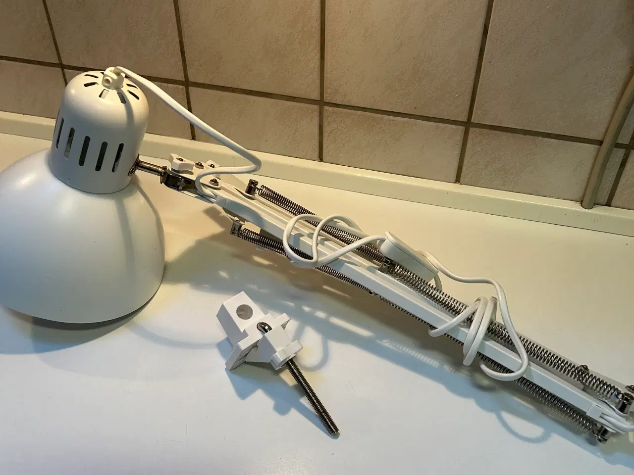 Billede 3 - Arkitekts lampe i hvid med bordbeslag.