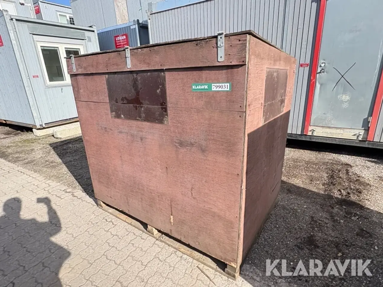 Billede 1 - Isoleret kasse med vandtank og vandværk