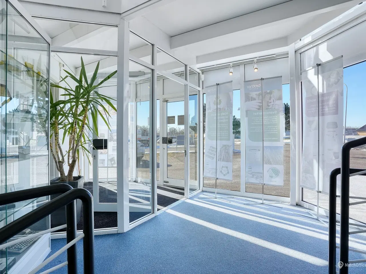 Billede 2 - Højloftet lager med 2 store porte samt administration i 2 etager tæt på E20/E47 og Ring 4