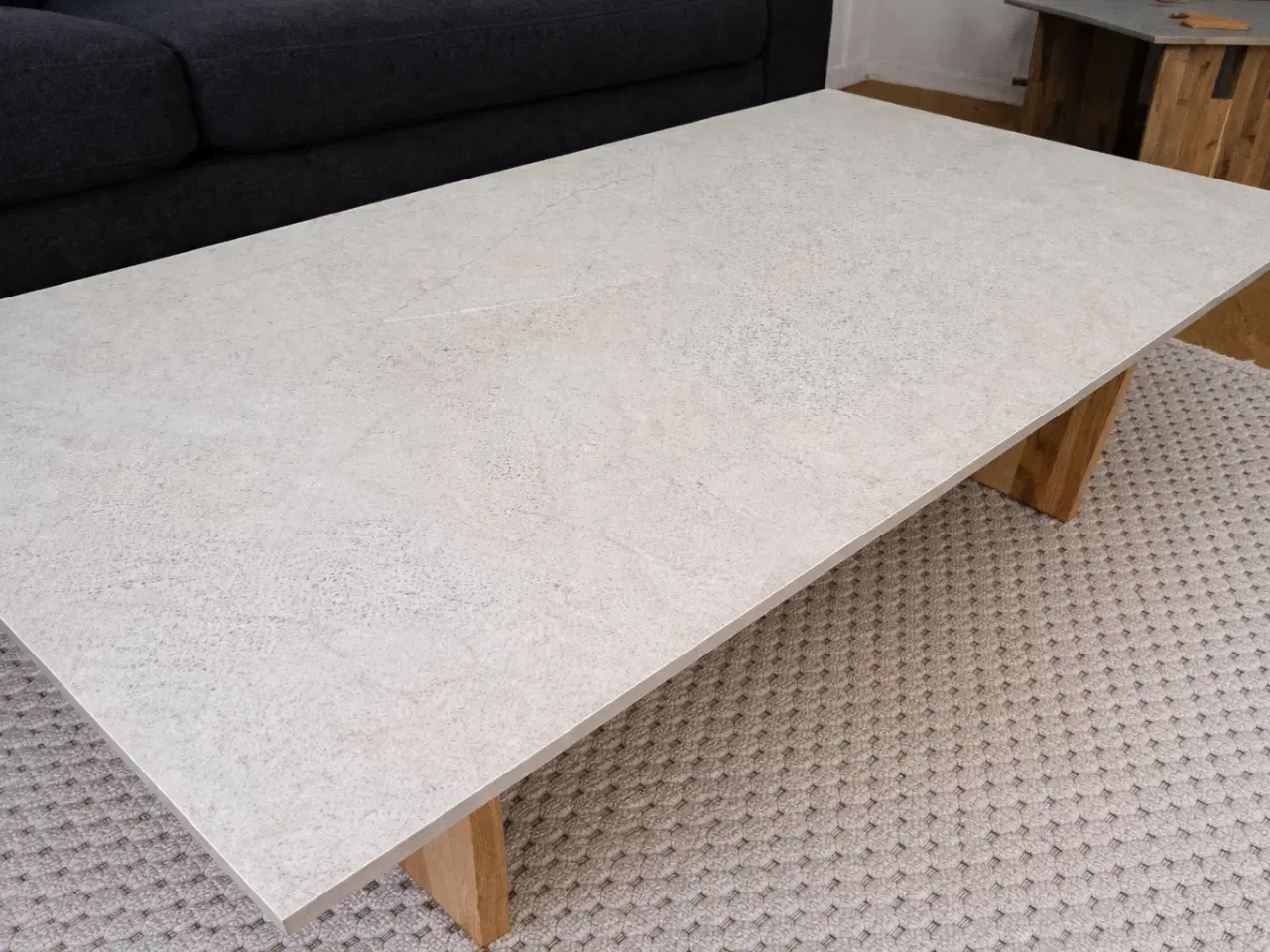 Billede 4 - Unikt sofabord i marmorlook med massiv egetræsben