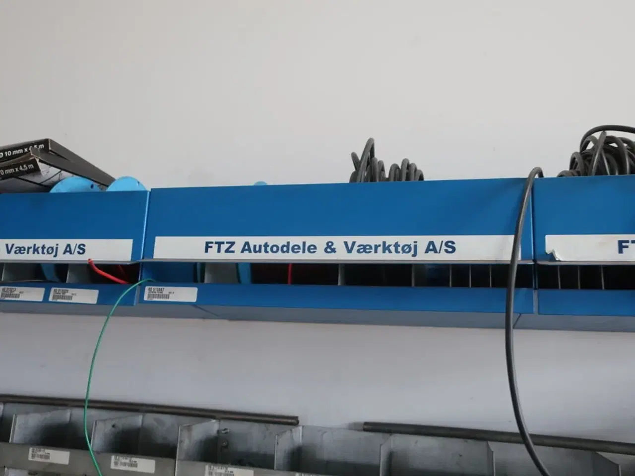 Billede 3 - Sortimentsreol med indhold