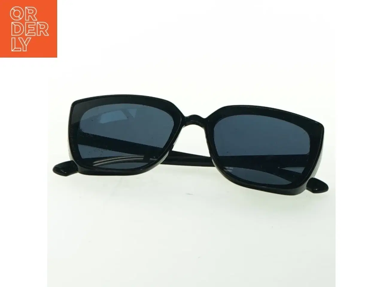 Billede 1 - Sorte solbriller (str. 14 cm)