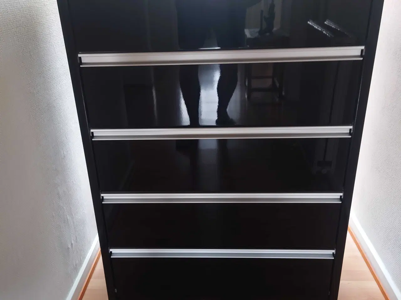 Billede 1 - Kommode i sort glans med glas top
