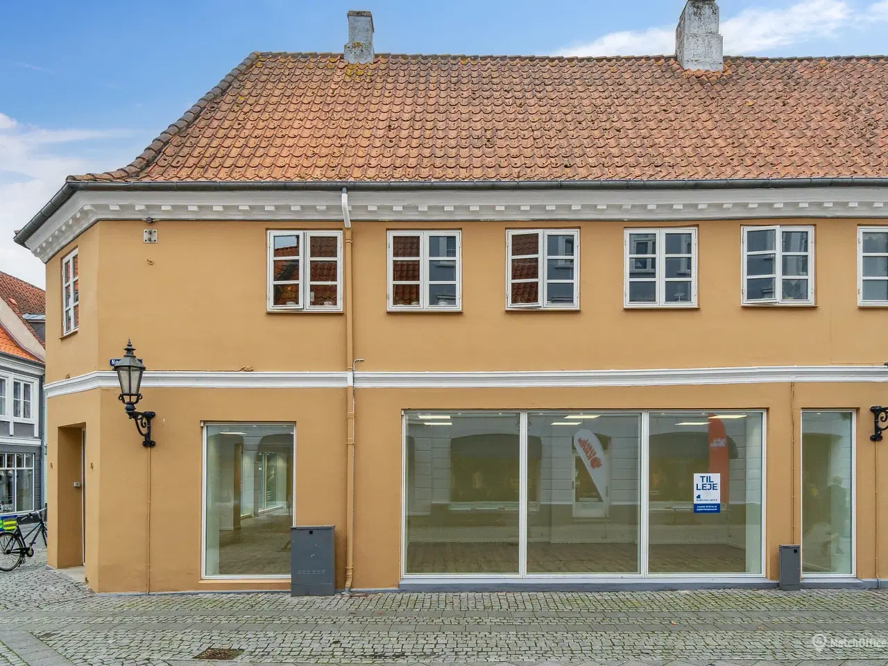 Billede 2 - Hjørnebutik på gågaden i Nyborg. Mindre butik og stor facade.