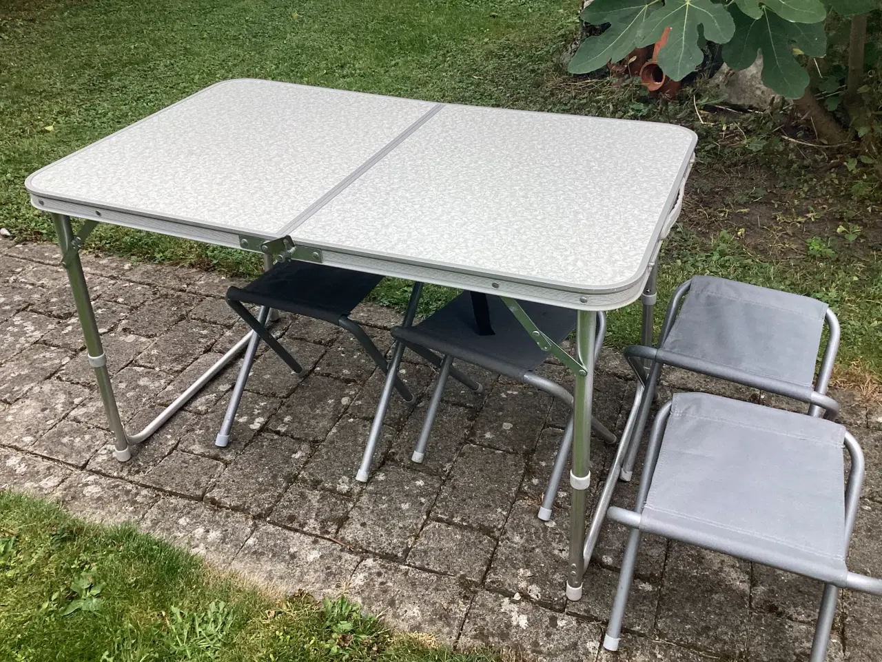 Billede 1 - Campingbord med 4 taburetter