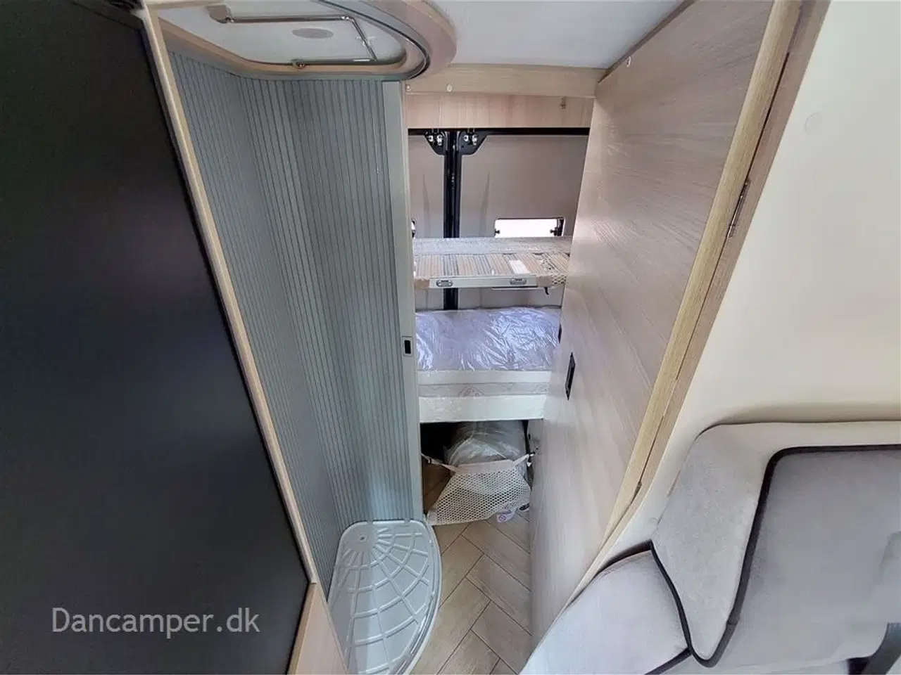Billede 10 - 2025 - Chausson   Van som familiecamper med 5 selepladser, pop-up og masser af sovepladser på kun 5,99 cm længde.