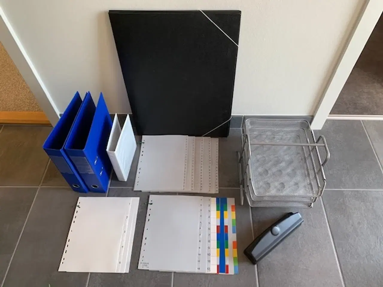 Billede 1 - Brevbakke - elastikmappe - hulapparat - ringbind /