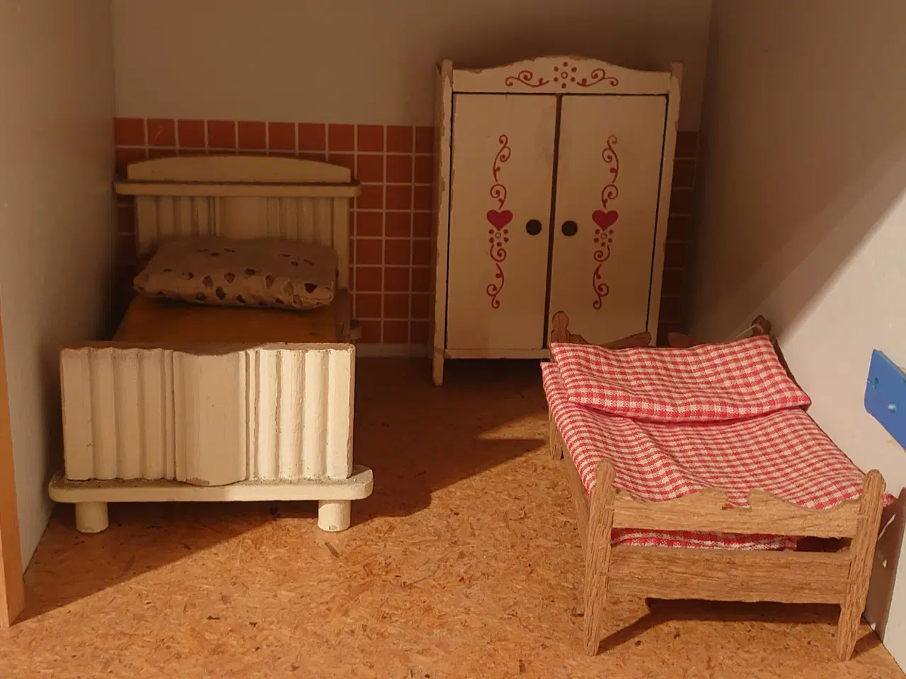 Billede 6 - Ældre velholdt dukkehus med 28 træmøbler