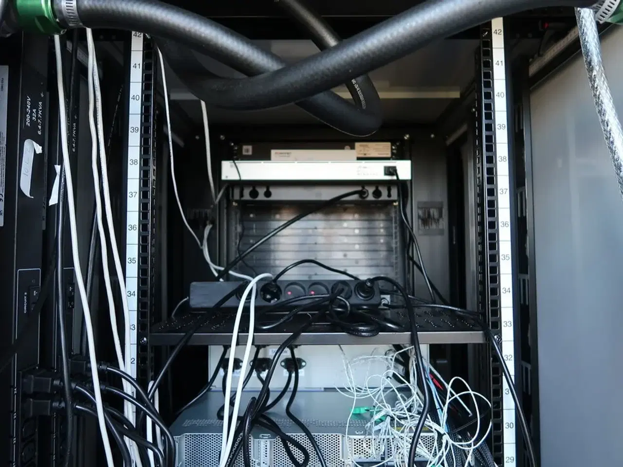 Billede 7 - 20 fods isolering container indrettet som testcenter af overskudsvarme (læs beskrivelse)