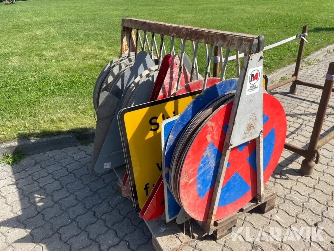 Billede 7 - Diverse vejskilte ca 64 styk med holder