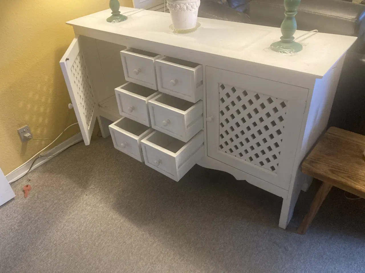 Billede 4 - Romantisk skænk m. flotte gitterlåger & udskæring