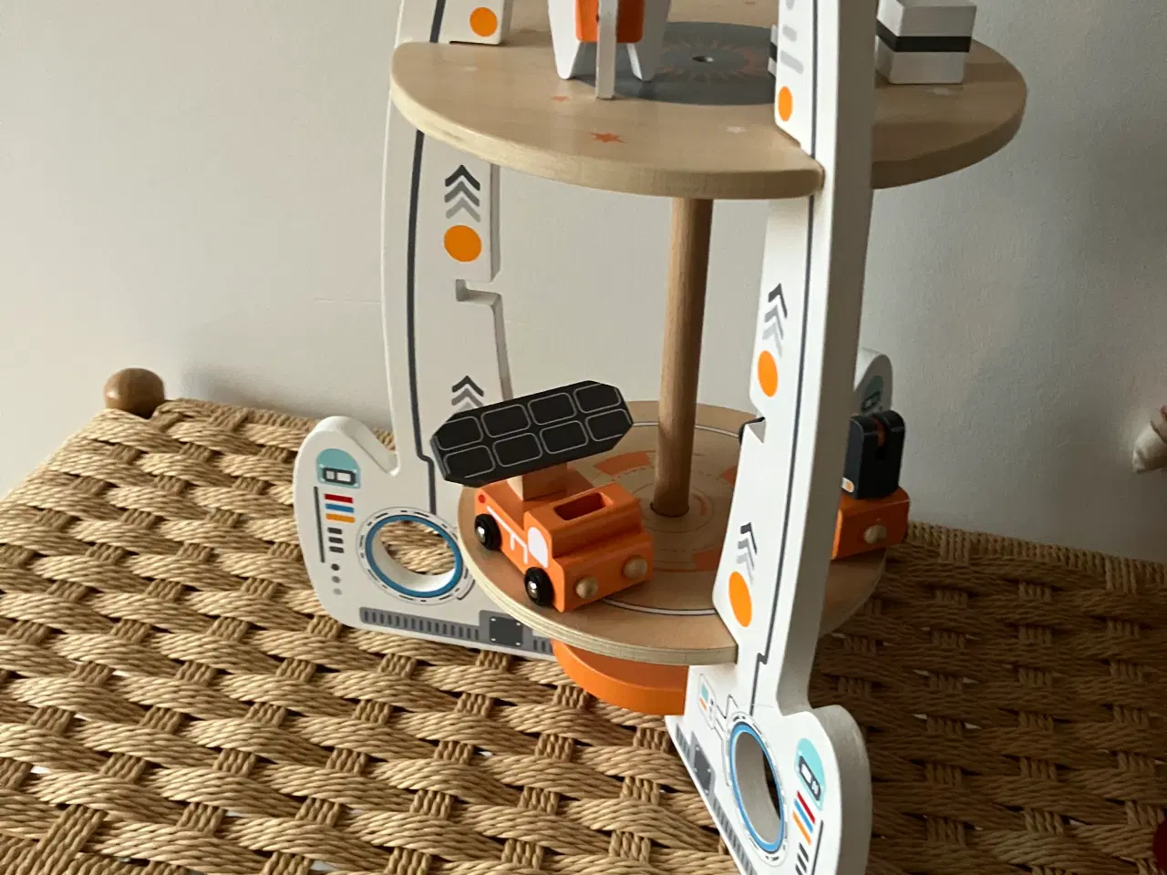 Billede 2 - Rumstation  i træ sælges